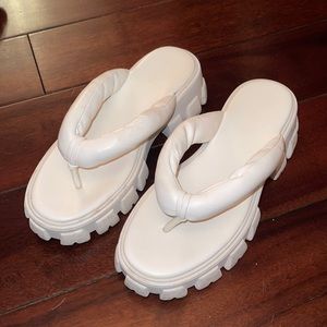 Forever 21 chunky sandal size 6